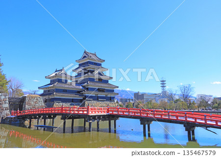Matsumoto City, Nagano Prefecture, national treasure Matsumoto Castle and buried bridge scenery Matsumoto City, Nagano Prefecture, national treasure Matsumoto Castle and buried bridge scenery 135467579