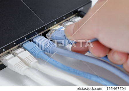 Step 1: Inserting the LAN cable into the HUB Step 1: Inserting the LAN cable into the HUB 135467704