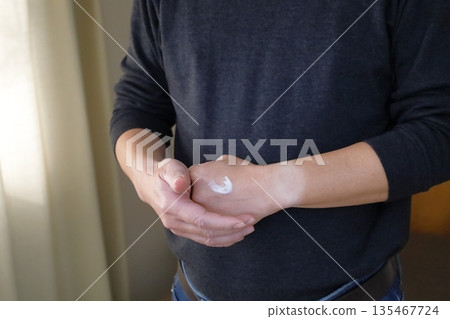 男子塗抹護手霜 1 男子塗抹護手霜 1 135467724