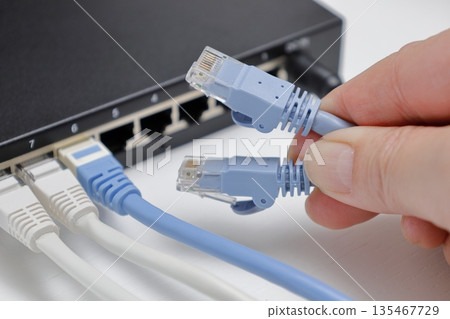 Step 2: Inserting the LAN cable into the HUB Step 2: Inserting the LAN cable into the HUB 135467729