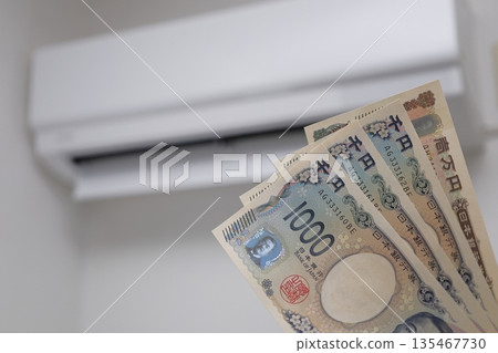 The electricity bill for a family of four is 13,000 yen per month_1 The electricity bill for a family of four is 13,000 yen per month_1 135467730