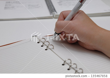 在參考書中做筆記的人 2 在參考書中做筆記的人 2 135467858