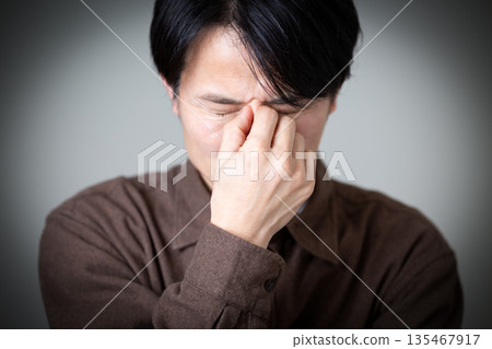 中年男子飽受眼睛疲勞和視力模糊的困擾 135467917