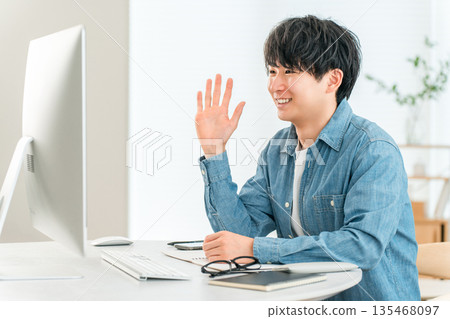 年輕的亞洲男子在桌上型電腦上進行遠端會議 135468097