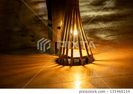 夜間照明的走道 135468134