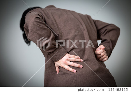 中年男子患有腰痛 135468135