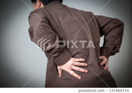中年男子患有腰痛 135468154