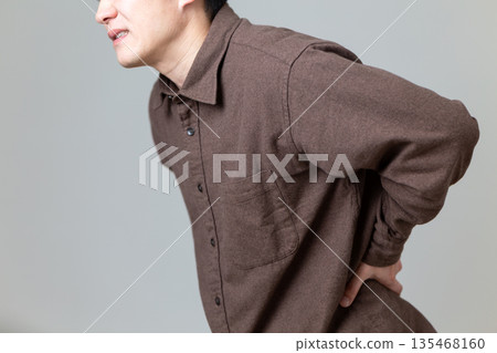 中年男子患有腰痛 135468160