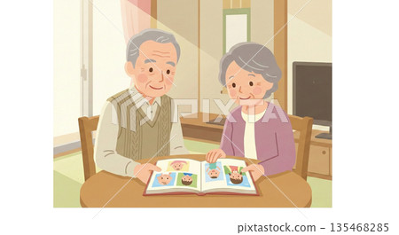 一對夫婦對著孫子的照片微笑 135468285