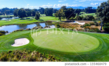 寬敞的高爾夫球場 135468479