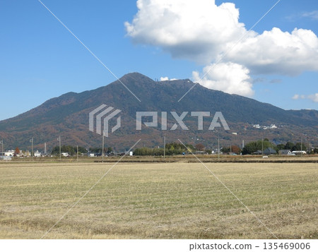 從筑波市池田郊外眺望,秋末的筑波山 從筑波市池田郊外眺望,秋末的筑波山 135469006