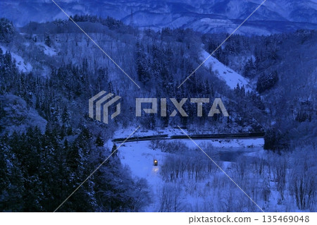 積雪覆蓋的飯山線 135469048