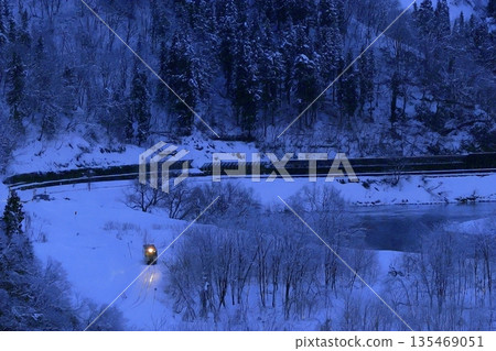積雪覆蓋的飯山線 積雪覆蓋的飯山線 135469051