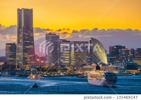 日本橫濱城市景觀稀有美景 III... 兩艘日本豪華郵輪「飛鳥二號」和「飛鳥三號」一同揚帆起航。日本豪華郵輪的新時代就此開啟。 135469147