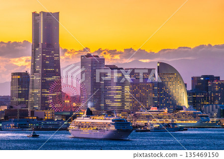 日本橫濱城市景觀 ⅡⅢ 罕見景象…兩艘日本豪華郵輪「飛鳥二號」和「飛鳥三號」一同啟航。豪華郵輪時代拉開序幕。 135469150