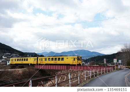 A JR Kyudai Main Line train crossing a railway bridge over the Oita River (near Yufuin Station) A JR Kyudai Main Line train crossing a railway bridge over the Oita River (near Yufuin Station) 135469151
