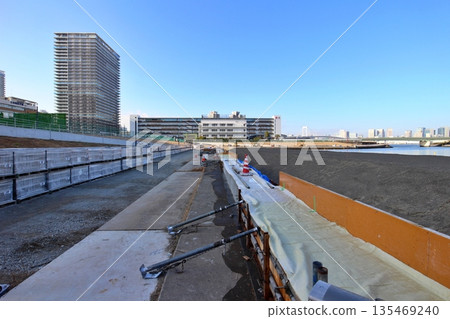 東京有明海濱公園正在興建新的沙灘 東京有明海濱公園正在興建新的沙灘 135469240