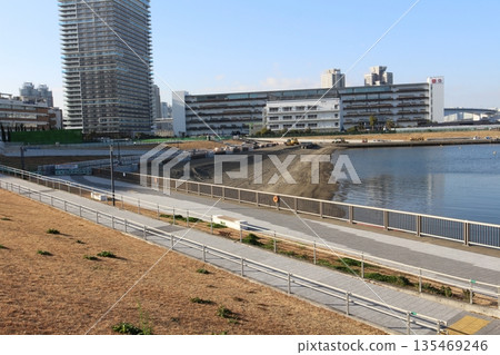 東京有明海濱公園正在興建新的沙灘 東京有明海濱公園正在興建新的沙灘 135469246