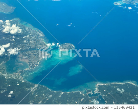 從台北飛往東京的飛機上看到的古利島和矢賀地島 135469421