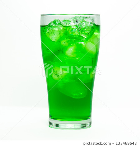 白色背景上的一杯哈密瓜汽水 135469648