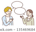 兩個人正在交談 135469684