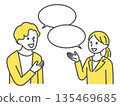 兩個人正在交談 135469685