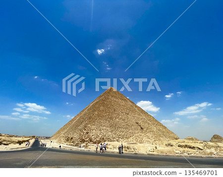 Egypt, Giza, Three Great Pyramids, Pyramid of Khufu Egypt, Giza, Three Great Pyramids, Pyramid of Khufu 135469701