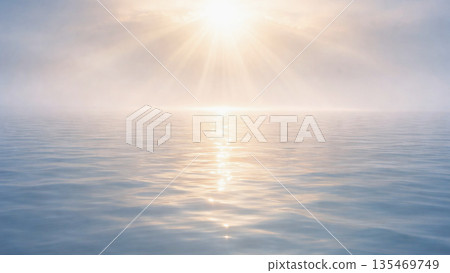 晨曦灑在平靜的海景上 135469749