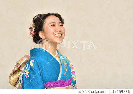 Kimono girl 135469776