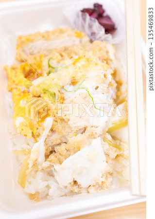 Delicious katsudon bento 135469833
