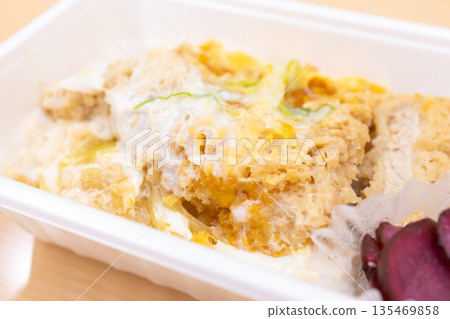 美味的豬排丼便當 135469858