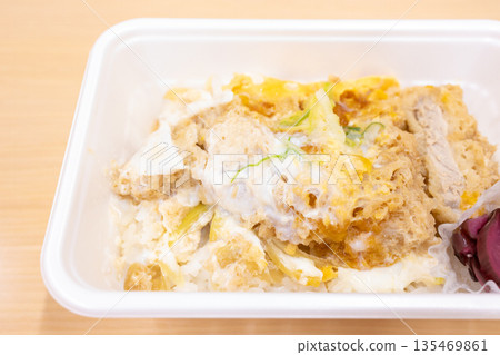 美味的豬排丼便當 美味的豬排丼便當 135469861