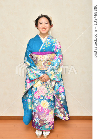 Kimono girl 135469886
