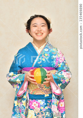 Kimono girl 135469890