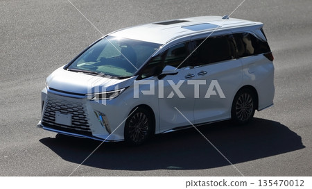 白色豪華小貨車圖像 135470012