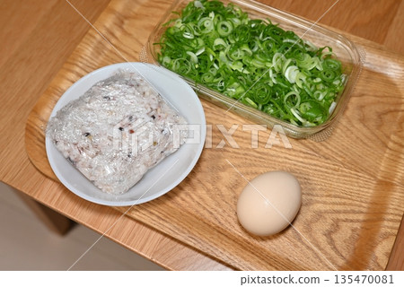 Fried rice preparation: mixed grain rice, raw egg, and plenty of chopped green onions Fried rice preparation: mixed grain rice, raw egg, and plenty of chopped green onions 135470081