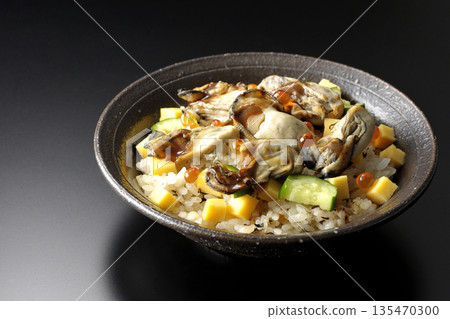 牡蠣散壽司，以黑色背景拍攝 135470300