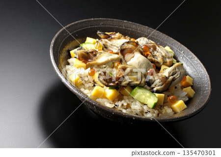 牡蠣散壽司，以黑色背景拍攝 135470301