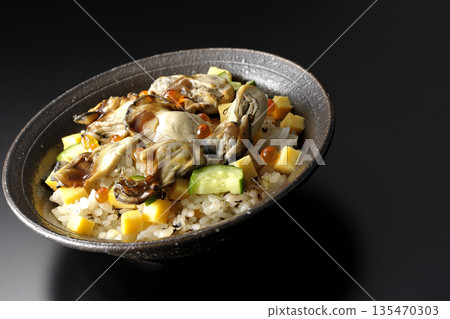 牡蠣散壽司，以黑色背景拍攝 135470303