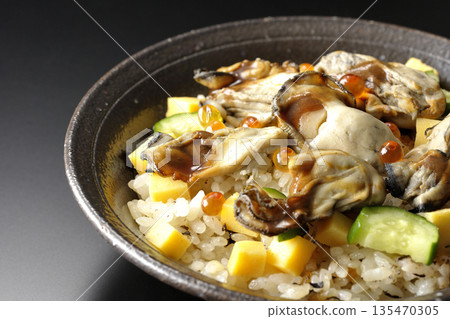 牡蠣散壽司，以黑色背景拍攝 135470305