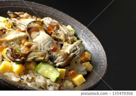 牡蠣散壽司，以黑色背景拍攝 135470308