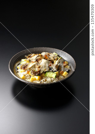 牡蠣散壽司，以黑色背景拍攝 135470309