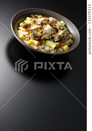 牡蠣散壽司，以黑色背景拍攝 135470314