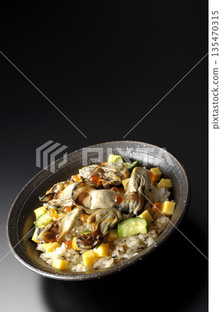 牡蠣散壽司，以黑色背景拍攝 135470315