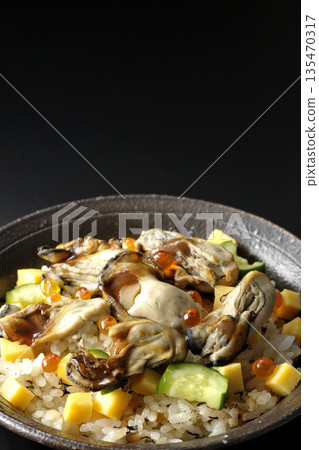 牡蠣散壽司，以黑色背景拍攝 135470317