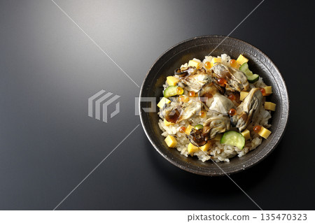 牡蠣散壽司，以黑色背景拍攝 135470323