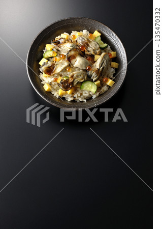 牡蠣散壽司，以黑色背景拍攝 135470332