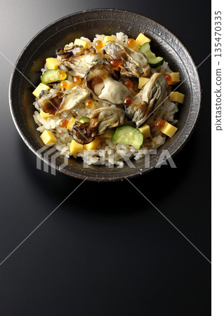 牡蠣散壽司，以黑色背景拍攝 135470335