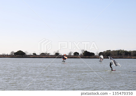 Winter scenery of Kako-Oike Pond (Inami Town, Hyogo Prefecture) Winter scenery of Kako-Oike Pond (Inami Town, Hyogo Prefecture) 135470350