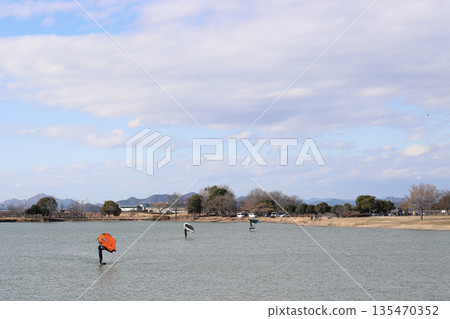 加古池的冬季景色(兵庫縣伊波町) 加古池的冬季景色(兵庫縣伊波町) 135470352
